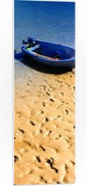 WallClassics - PVC Schuimplaat- Voetstappen in het Zand bij Blauwe Boot aan het Water - 30x90 cm Foto op PVC Schuimplaat