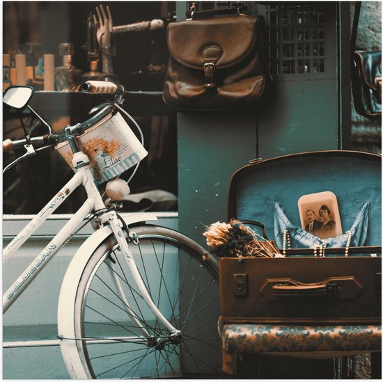 WallClassics - Poster Glanzend – Witte geparkeerde Fiets - 80x80 cm Foto op Posterpapier met Glanzende Afwerking