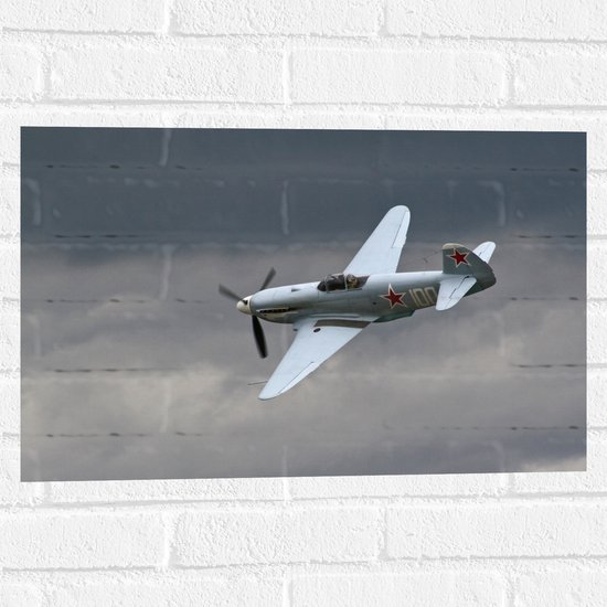WallClassics - Muursticker - Wit Vliegtuigje bij Donkere Wolken - 60x40 cm Foto op Muursticker