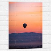 Muursticker - Heteluchtballon boven Berg tijdens Zonsondergang in Turkije - 50x75 cm Foto op Muursticker