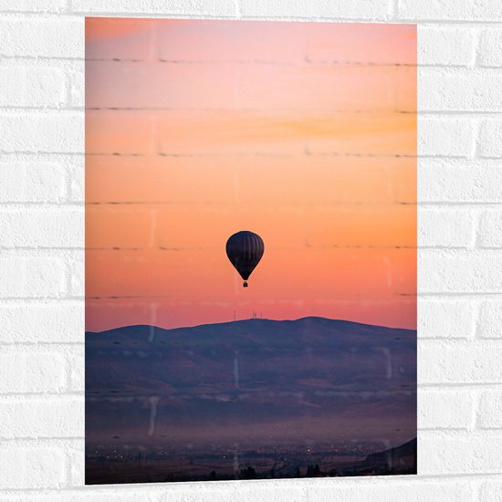 Muursticker - Heteluchtballon boven Berg tijdens Zonsondergang in Turkije - 50x75 cm Foto op Muursticker