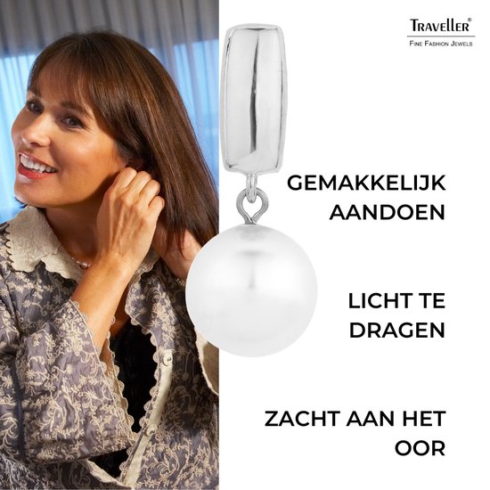 Een vrouw met bruin haar probeert een zilverkleurige oorclip met een witte parel in haar oor te doen. 'GEMAKKELIJK AANDOEN'.