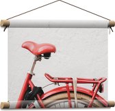 WallClassics - Textielposter - Rood Zadel op Rode Fiets - 40x30 cm Foto op Textiel