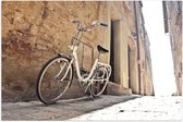WallClassics - Poster Glanzend – Witte Fiets geparkeerd in Steegje - 120x80 cm Foto op Posterpapier met Glanzende Afwerking