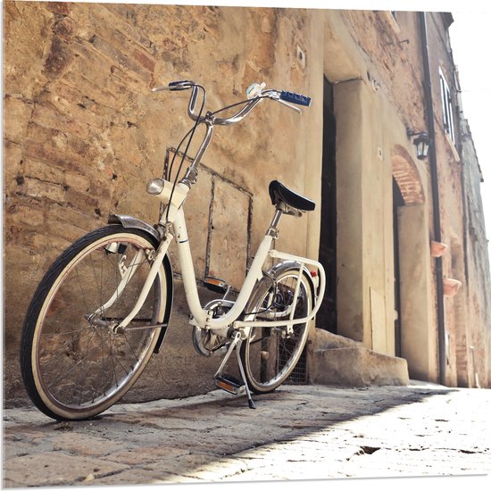 WallClassics - Acrylglas - Witte Fiets geparkeerd in Steegje - 80x80 cm Foto op Acrylglas (Wanddecoratie op Acrylaat)