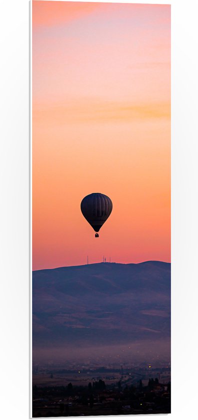 PVC Schuimplaat- Heteluchtballon boven Berg tijdens Zonsondergang in Turkije - 30x90 cm Foto op PVC Schuimplaat