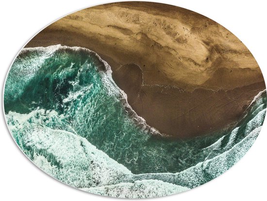 PVC Schuimplaat Ovaal - Bovenaanzicht van Wilde Zee Aanstromend op Donkerkleurig Strand - 68x51 cm Foto op Ovaal (Met Ophangsysteem)