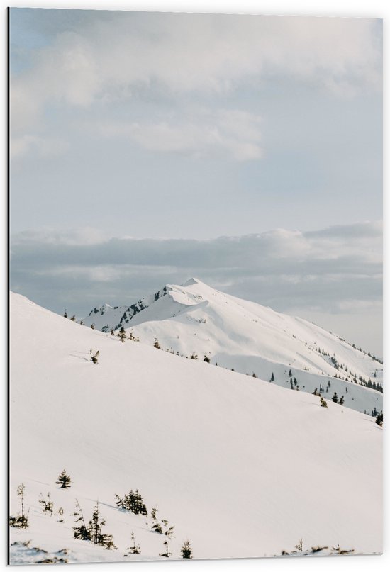 Dibond - Bergen met Dikke laag Sneeuw onder Dik Wolkenveld - 60x90 cm Foto op Aluminium (Met Ophangsysteem)