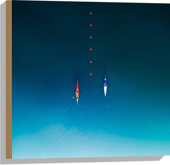 WallClassics - Hout - Bovenaanzicht van Twee Rode Kano's bij Boeie op Zee - 50x50 cm - 9 mm dik - Foto op Hout (Met Ophangsysteem)