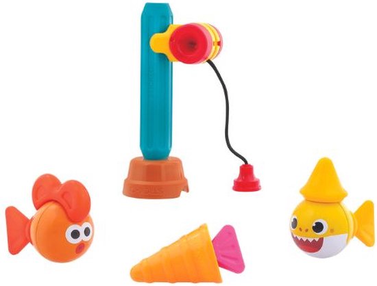 Een oranje visje, gele Baby Shark, en een wortel met oranje staart, met een magnetische stok.