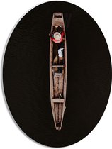 WallClassics - PVC Schuimplaat Ovaal - Bovenaanzicht van Visser in Smal Houten Vissersbootje op Donker Water - 30x40 cm Foto op Ovaal (Met Ophangsysteem)