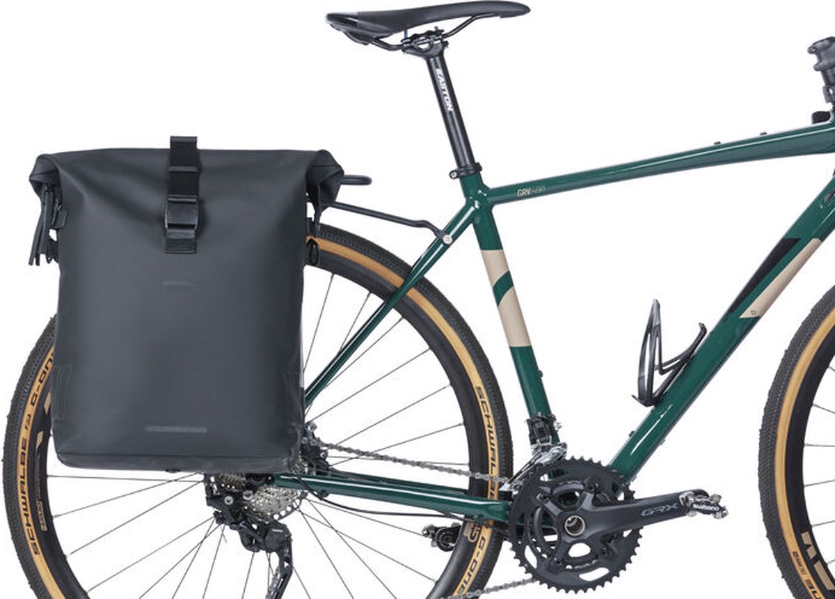 Basil SoHo Fietsschoudertas 17L Zwart Waterdicht Met MIK Studs Laptopvak Nordlicht LED-strip Stijlvol & Functioneel Voor E-bike – foto 4