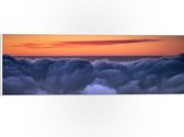 WallClassics - Plaque de Mousse PVC - Ciel Oranje au-dessus de la Couverture Nuageuse - 60x20 cm Photo sur Plaque de Mousse PVC