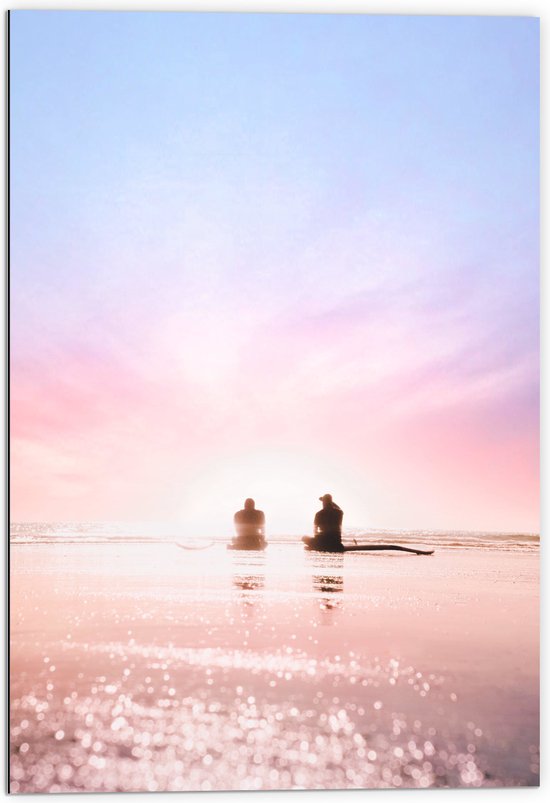 WallClassics - Dibond - Duo zittend aan het Water op het Strand bij Pastellucht - 70x105 cm Foto op Aluminium (Wanddecoratie van metaal)