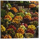 Dibond - Kleurrijk Fruit Kraampje - 50x50 cm Foto op Aluminium (Met Ophangsysteem)