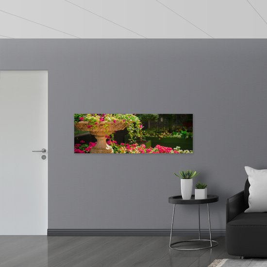 PVC Schuimplaat- Felroze Bloemen uit Fontein - 150x50 cm Foto op PVC Schuimplaat