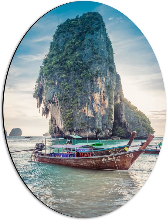 WallClassics - Dibond Ovaal - Toeristenboot bij Railay Schiereiland in Thailand - 42x56 cm Foto op Ovaal (Met Ophangsysteem)