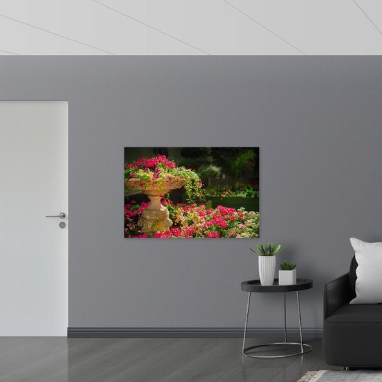 WallClassics - Panneau en mousse PVC - Fleurs roses vives d'une fontaine - Photo 120x80 cm sur panneau en mousse PVC