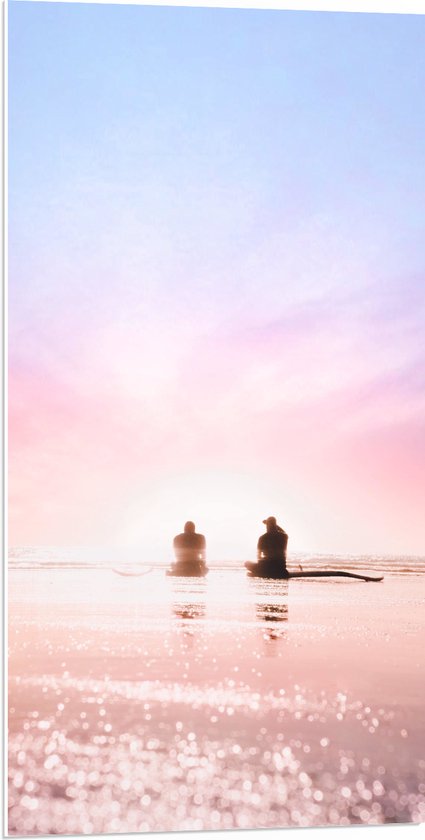 WallClassics - Plaque en mousse PVC - Duo assis sur l' Water sur la plage avec ciel pastel - Photo 50x100 cm sur plaque en mousse PVC (avec système d'accrochage)
