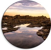 Dibond Muurcirkel - Helder Bruine Rotsen in Water met Paarse Gloed - 40x40 cm Foto op Aluminium Muurcirkel (met ophangsysteem)