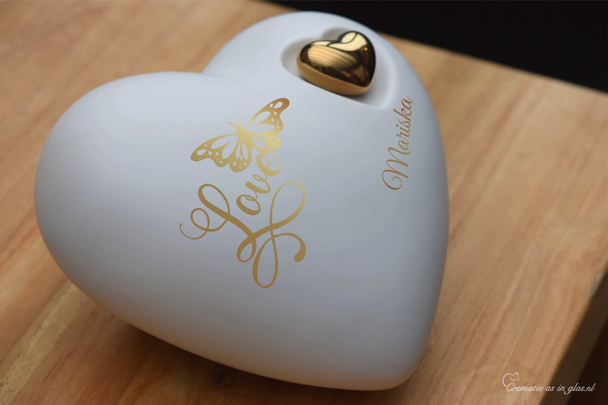 urn-keramiek-crematie-as hart urn-mat wit-met uw gewenste naam en afbeelding vlinder-met goud metallic sign-folie-met metalen gouden metallic hartje-inhoud 1,40 liter-voor deelbestemming volwassen mens- ook beschikbaar in een kleiner model