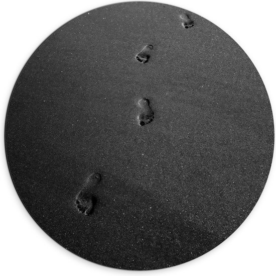 Dibond Muurcirkel - Voetafdrukken in het Zand - Zwart/Wit - 70x70 cm Foto op Aluminium Muurcirkel (met ophangsysteem)