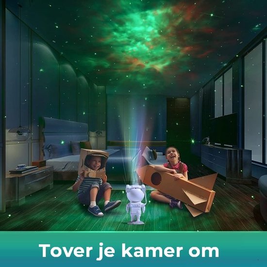 Twee kinderen spelen met kartonnen ruimtepakken in een slaapkamer, verlicht door een sterrenprojector. Tekst: Tover je kamer om.