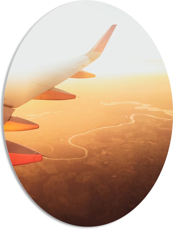 PVC Schuimplaat Ovaal - Rood met Witte Vleugel van Vliegtuig bij Oranje Zonlicht - 51x68 cm Foto op Ovaal (Met Ophangsysteem)