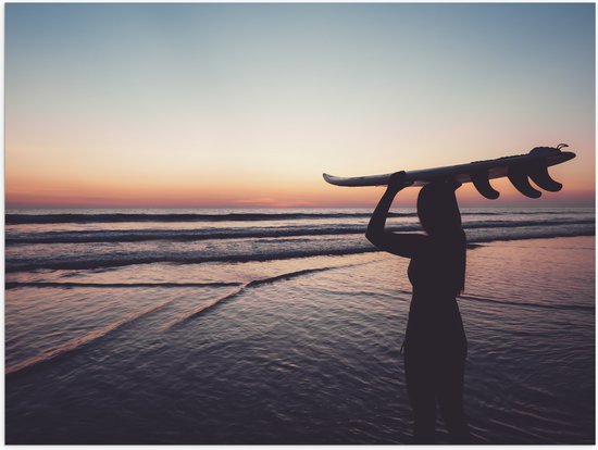 Poster (Mat) - Silhouet van Surfer met Bord op Hoofd bij Zonsondergang - 40x30 cm Foto op Posterpapier met een Matte look