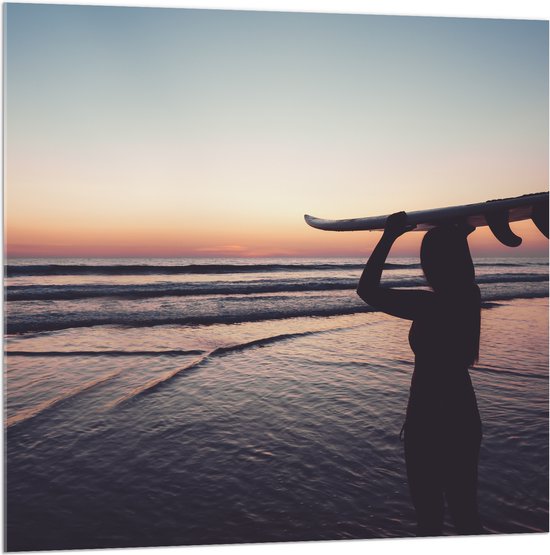 Acrylglas - Silhouet van Surfer met Bord op Hoofd bij Zonsondergang - 100x100 cm Foto op Acrylglas (Wanddecoratie op Acrylaat)
