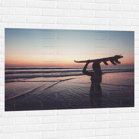 Muursticker - Silhouet van Surfer met Bord op Hoofd bij Zonsondergang - 120x80 cm Foto op Muursticker