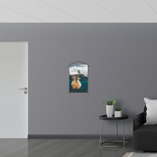 WallClassics - Affiche textile - Méduse de couleur beige dans l'océan bleu - 40x60 cm Photo sur textile