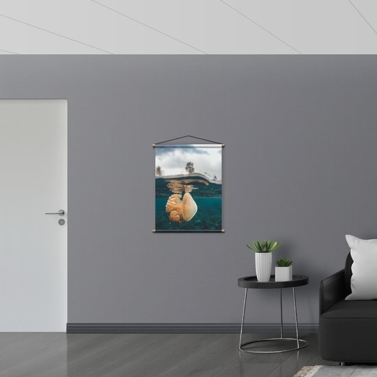WallClassics - Affiche textile - Méduse de couleur beige dans l'océan bleu - 60x80 cm Photo sur textile