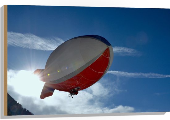 WallClassics - Hout - Zeppelin bij Zon en Wolken - 90x60 cm - 9 mm dik - Foto op Hout (Met Ophangsysteem)
