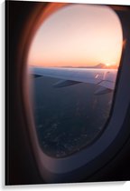 WallClassics - Canvas - Uitzicht vanuit een Vliegtuig Raam op Land bij Zonsondergang - 80x120 cm Foto op Canvas Schilderij (Wanddecoratie op Canvas)