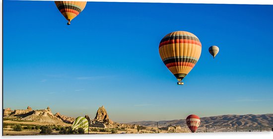 WallClassics - Dibond - Vier Luchtballonnen in de Lucht - 100x50 cm Foto op Aluminium (Met Ophangsysteem)