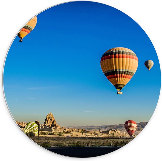 WallClassics - PVC Schuimplaat Muurcirkel - Vier Luchtballonnen in de Lucht - 70x70 cm Foto op Muurcirkel (met ophangsysteem)