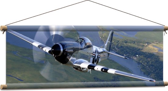 WallClassics - Textielposter - Vliegende grijze Vliegtuig boven Land - 90x30 cm Foto op Textiel