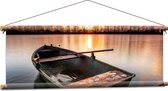 WallClassics - Textielposter - Veroeste Vissersboot op het Water met Zonsondergang - 90x30 cm Foto op Textiel