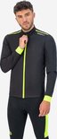 Model in zwart fietsjack met fluor gele accenten op schouders en mouwen, rits gesloten.