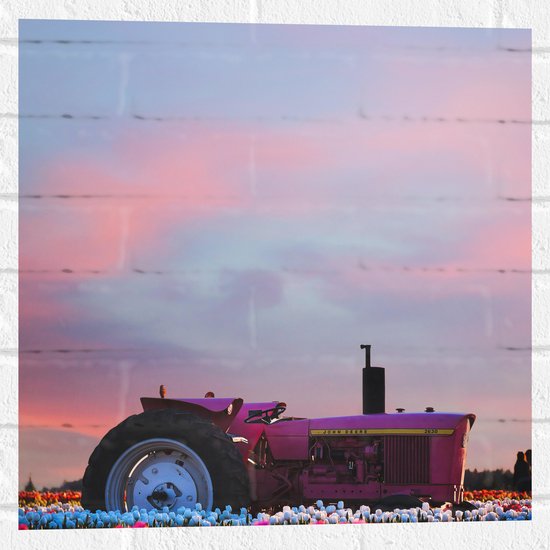 WallClassics - Muursticker - Tracteur rose dans un champ de fleurs - Photo 50x50 cm sur Muursticker
