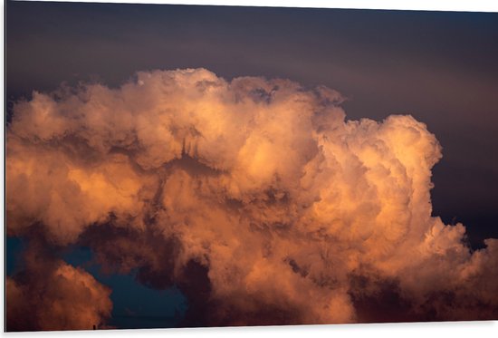 WallClassics - Dibond - Zachte Wolken door Donkere Lucht - 105x70 cm Foto op Aluminium (Wanddecoratie van metaal)