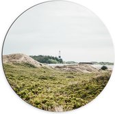 WallClassics - Dibond Muurcirkel - Groene Grassen in Landschap voor Vuurtoren - 70x70 cm Foto op Aluminium Muurcirkel (met ophangsysteem)