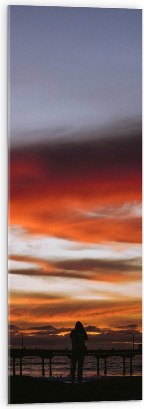 WallClassics - Acrylglas - Wit/ Oranje Lucht boven Pier bij de Zee - 30x90 cm Foto op Acrylglas (Wanddecoratie op Acrylaat)