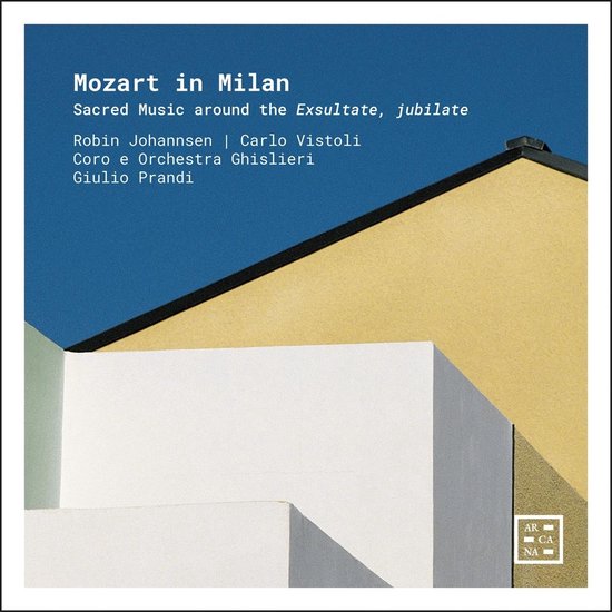 Albumhoes Mozart in Milan, met tekst "Mozart in Milan Sacred Music around the Exsultate, jubilate Robin Johannsen | Carlo Vistoli Coro e Orchestra Ghislieri Giulio Prandi". Minimalistische architectuur op de achtergrond.
