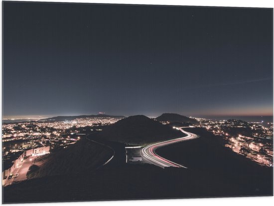 WallClassics - Vlag - Weg tussen de Bergen in de Nacht - 100x75 cm Foto op Polyester Vlag