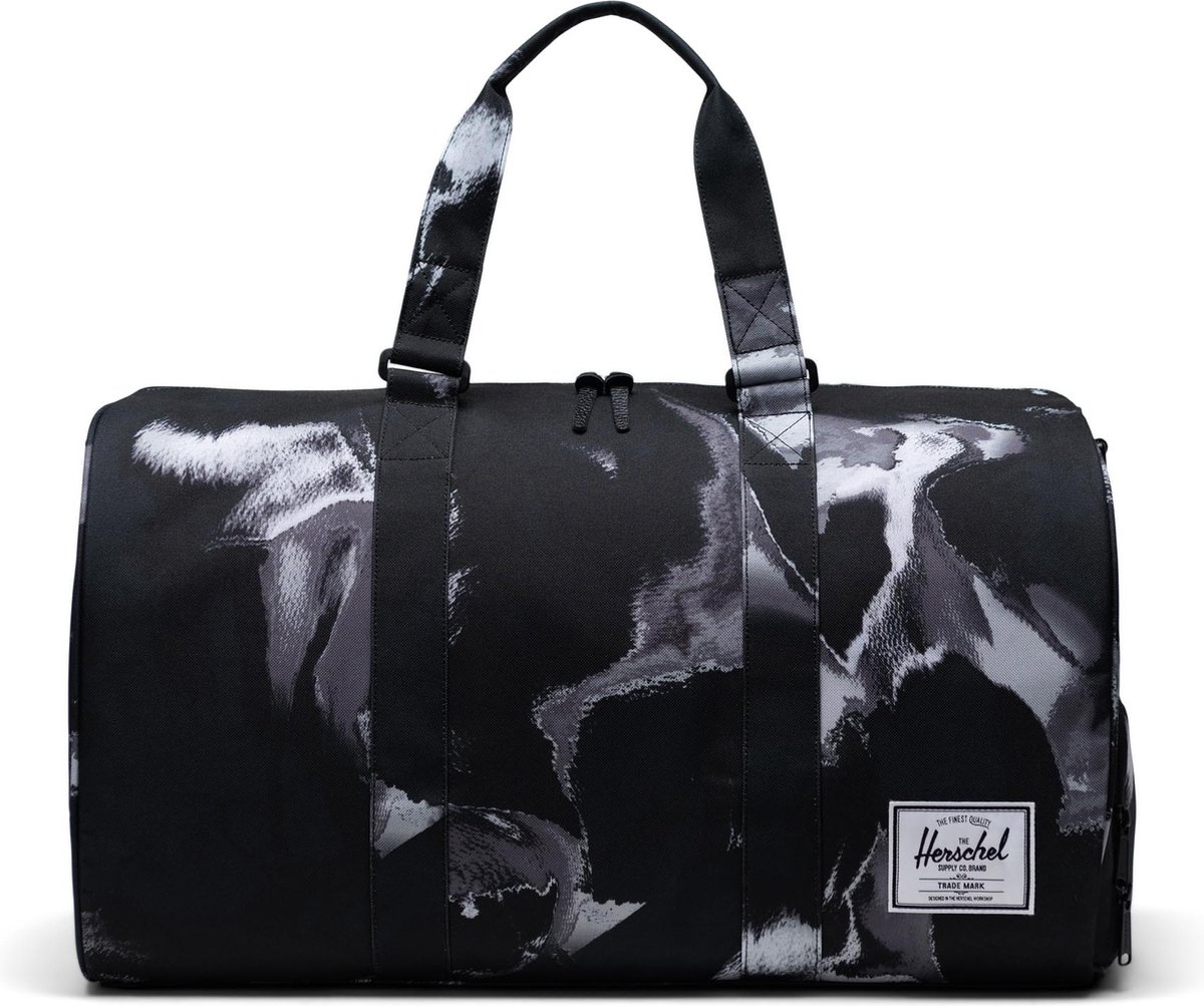 Novel - Dye Wash Black / Klassieke duffle/weekendtas/sportas/handbagage / 42L opbergvolume / verstevigde handvaten, incl. schouderband / praktisch schoenencompartiment / Beperkte Levenslange Garantie / Zwart & print