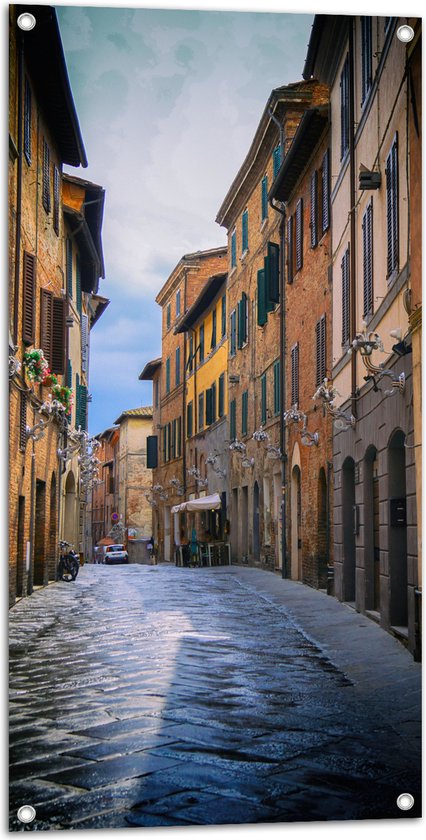 WallClassics - Tuinposter – Klein Straatje - Italië - 50x100 cm Foto op Tuinposter (wanddecoratie voor buiten en binnen)