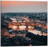WallClassics - Dibond - Middeleeuwse brug over rivier de Arno - Italië - 50x50 cm Foto op Aluminium (Met Ophangsysteem)