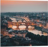 WallClassics - Vlag - Middeleeuwse brug over rivier de Arno - Italië - 50x50 cm Foto op Polyester Vlag